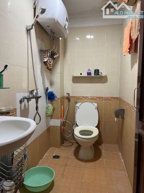 Chính chủ cần bán nhà mặt ngõ, phố Chùa Láng - DT42m * 5T, tổng 6 phòng - Giá bán 10,8 tỷ