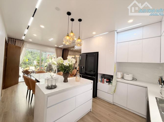 TẬP THỂ NAM ĐỒNG-GẦN HỒ ĐẮC DI-180m2-4PN-3WC-Ô TÔ ĐỖ CHÂN CẦU THANG-KHU SẠCH ĐẸP-AN NINH