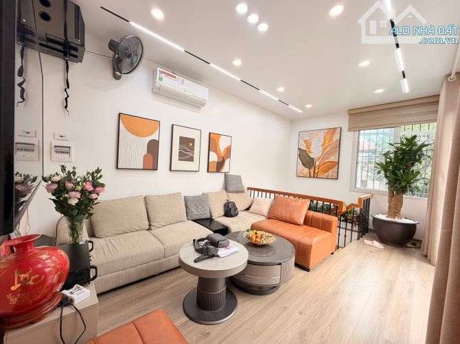 TẬP THỂ NAM ĐỒNG-GẦN HỒ ĐẮC DI-180m2-4PN-3WC-Ô TÔ ĐỖ CHÂN CẦU THANG-KHU SẠCH ĐẸP-AN NINH