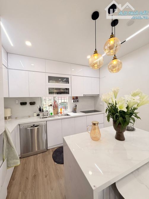 TẬP THỂ NAM ĐỒNG-GẦN HỒ ĐẮC DI-180m2-4PN-3WC-Ô TÔ ĐỖ CHÂN CẦU THANG-KHU SẠCH ĐẸP-AN NINH