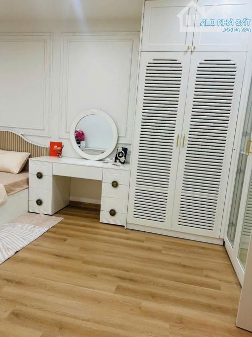 Siêu nhà đẹp ngõ 100 Nguyễn Xiển, oto đỗ cửa, thang máy sân vườn 61m2 full đồ. Giá 12.9 tỷ