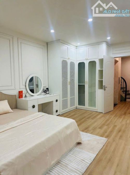 Siêu nhà đẹp ngõ 100 Nguyễn Xiển, oto đỗ cửa, thang máy sân vườn 61m2 full đồ. Giá 12.9 tỷ