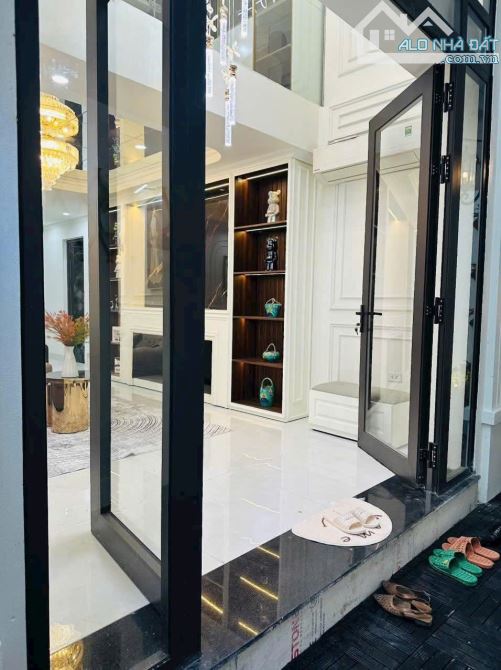 Siêu nhà đẹp ngõ 100 Nguyễn Xiển, oto đỗ cửa, thang máy sân vườn 61m2 full đồ. Giá 12.9 tỷ