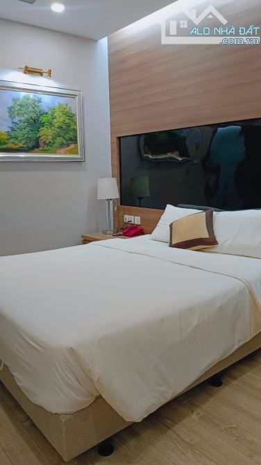 Bán khách sạn mặt phố Hàng Buồm, 80m2, 5 tầng, mặt tiền 5.4m, 77.8 tỷ, cho thuê 120tr/thán