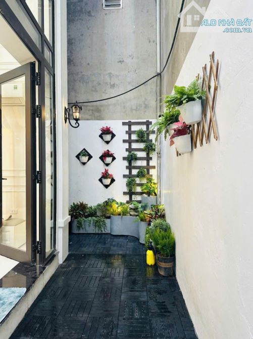 Siêu nhà đẹp ngõ 100 Nguyễn Xiển, oto đỗ cửa, thang máy sân vườn 61m2 full đồ. Giá 12.9 tỷ