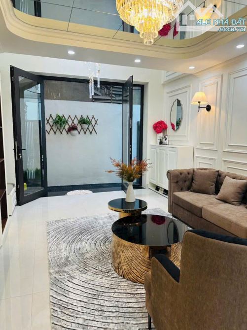 Siêu nhà đẹp ngõ 100 Nguyễn Xiển, oto đỗ cửa, thang máy sân vườn 61m2 full đồ. Giá 12.9 tỷ