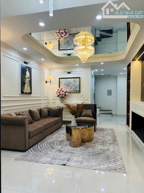 Siêu nhà đẹp ngõ 100 Nguyễn Xiển, oto đỗ cửa, thang máy sân vườn 61m2 full đồ. Giá 12.9 tỷ