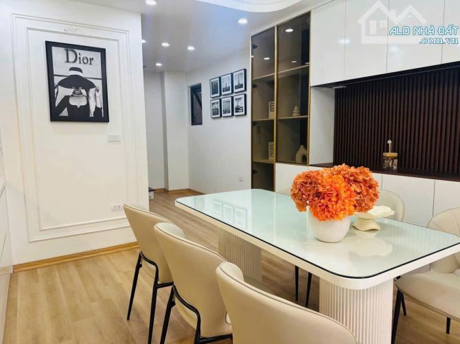 Siêu nhà đẹp ngõ 100 Nguyễn Xiển, oto đỗ cửa, thang máy sân vườn 61m2 full đồ. Giá 12.9 tỷ