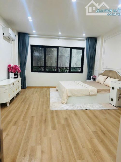 Siêu nhà đẹp ngõ 100 Nguyễn Xiển, oto đỗ cửa, thang máy sân vườn 61m2 full đồ. Giá 12.9 tỷ