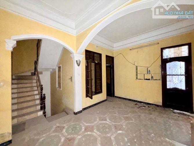 Bán nhà Lạc Long Quân, 9 tỷ, DT 54m, 3 tầng ngõ nông cách ô tô tránh 50m