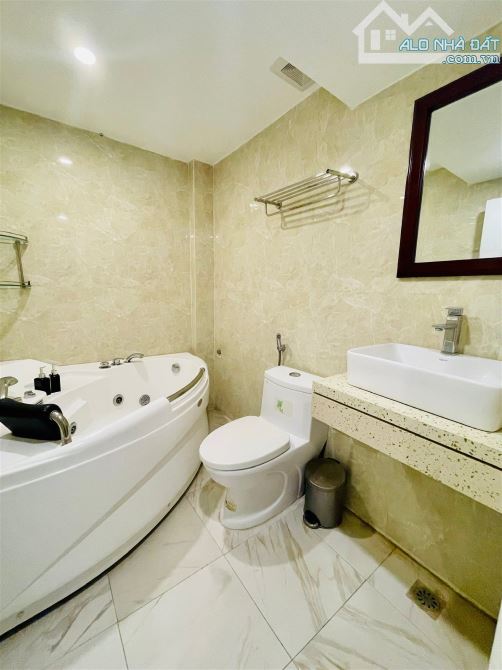 Khách Sạn MiNi Trung Tâm Phố Cổ_Bát Đàn, Hoàn Kiếm_Dt: 84m. Giá 65 tỷ.