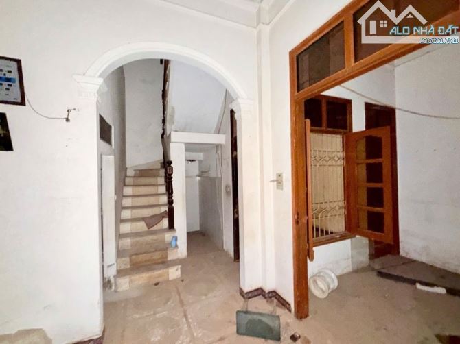 Bán nhà Lạc Long Quân, 9 tỷ, DT 54m, 3 tầng ngõ nông cách ô tô tránh 50m