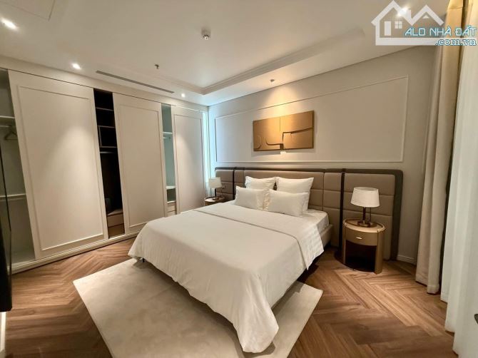 Bán nhà mặt phố Huế, Hoàn Kiếm, mặt tiền 10m, diện tích 305m, Giá 705 tỷ.