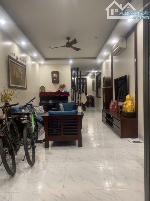 Mặt Phố Quận Cầu Giấy - 2 Mặt Tiền - Nhà Đẹp - Ở Ngay - Gần Hoàng Quốc Việt Kéo Dài-DT50m2