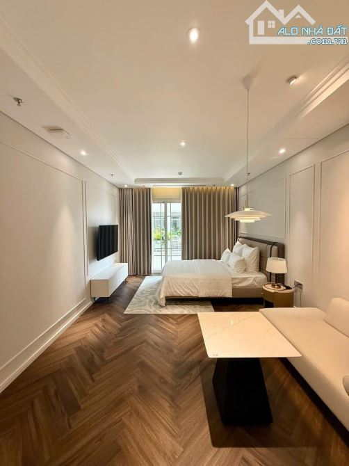 Bán nhà mặt phố Huế, Hoàn Kiếm, mặt tiền 10m, diện tích 305m, Giá 705 tỷ.