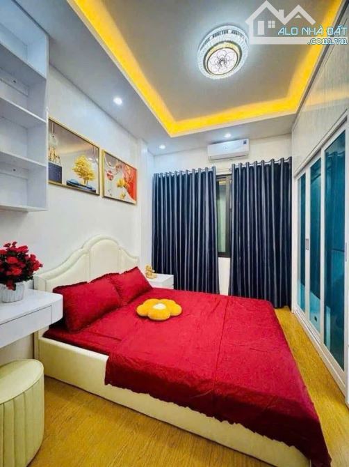 Bán Nhà Phố Hồng Hà, Hoàn Kiếm 22m, 5 tầng, mt 3.3m, giá 6.18 tỷ.