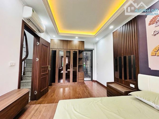 Bán nhà ngõ 68 cầu giấy, Nhỉnh 9 Tỷ, DT 41m, 6 tầng, 2 thoáng, gần ô tô, full nội thất ở