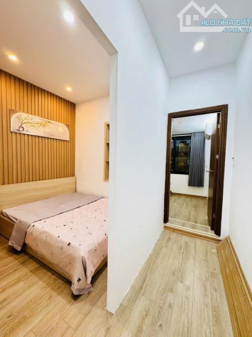 Căn hộ tầng 2 cực đẹp, 2PN full nội thất, vị trí đẹp ô tô đỗ chân cầu thang, gần trường họ