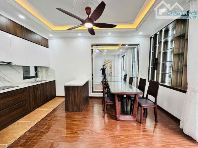 Bán nhà ngõ 68 cầu giấy, Nhỉnh 9 Tỷ, DT 41m, 6 tầng, 2 thoáng, gần ô tô, full nội thất ở