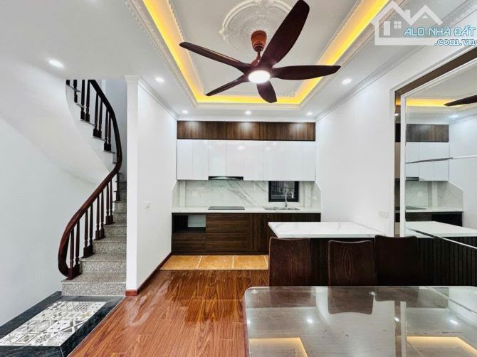 Bán nhà ngõ 68 cầu giấy, Nhỉnh 9 Tỷ, DT 41m, 6 tầng, 2 thoáng, gần ô tô, full nội thất ở