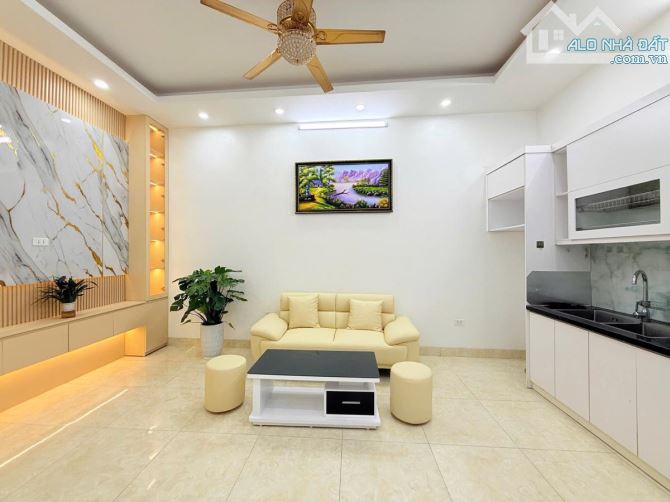 Bán nhà HBT ngõ nông 33m 4 tầng 4 ngủ ở ngay chỉ 6.8 tỉ