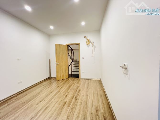 SỐC : NHÀ MINH KHAI , NGÕ Ô TÔ MÀ CHỈ CÓ 250TR/M2 , 27M² , 5 TẦNG MỚI TINH , NGÕ THÔNG