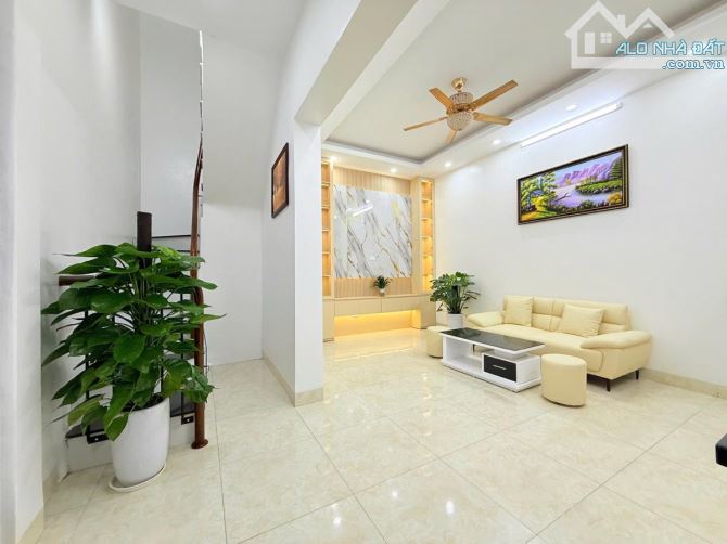 Bán nhà HBT ngõ nông 33m 4 tầng 4 ngủ ở ngay chỉ 6.8 tỉ - 1