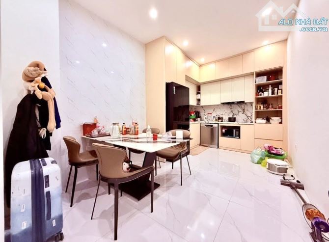 Nguyễn Đức Cảnh có nhà 5 tầng,5 ngủ hai thoáng,vượng khí-40m-Hơn 8 đồng