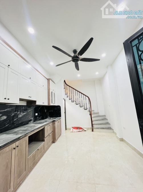 SỐC : NHÀ MINH KHAI , NGÕ Ô TÔ MÀ CHỈ CÓ 250TR/M2 , 27M² , 5 TẦNG MỚI TINH , NGÕ THÔNG