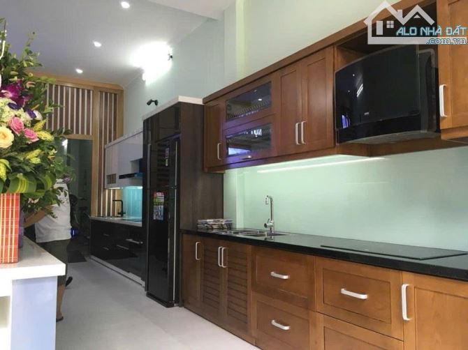 BÁN GẤP NHÀ MẶT PHỐ TRUNG KÍNH -QUẬN CẦU GIẤY---VỈA HÈ RỘNG-KINH DOANH -DÒNG TIỀN -90 m2-5