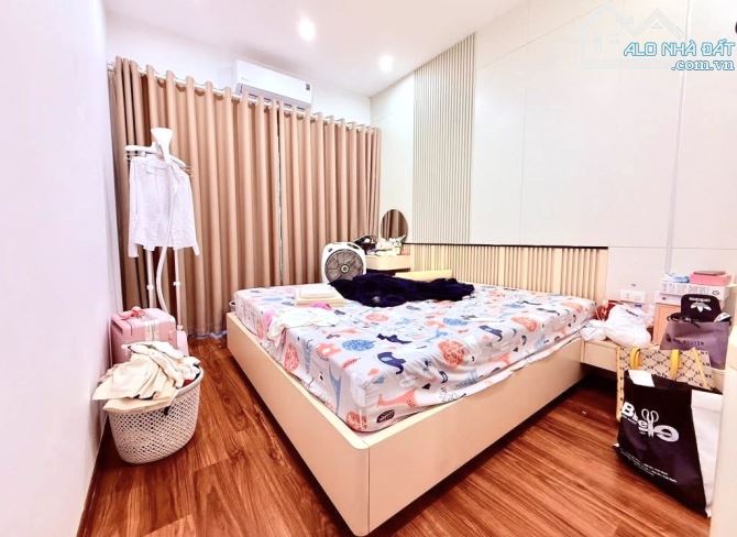 Nguyễn Đức Cảnh có nhà 5 tầng,5 ngủ hai thoáng,vượng khí-40m-Hơn 8 đồng