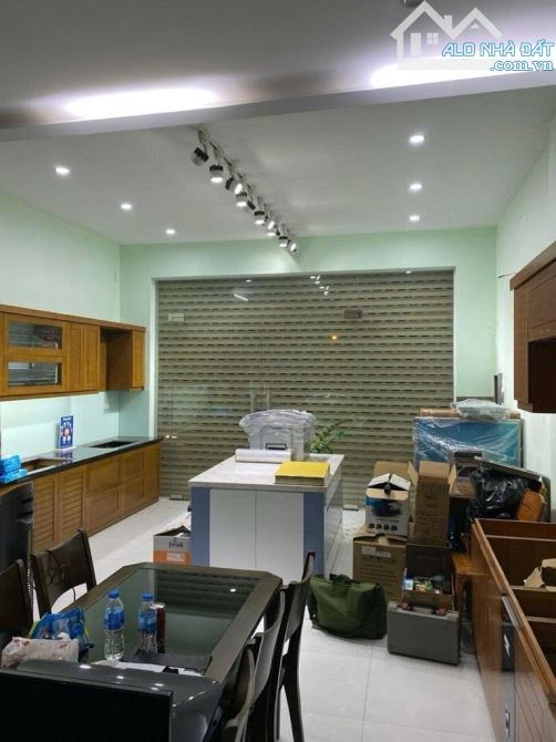 BÁN GẤP NHÀ MẶT PHỐ TRUNG KÍNH -QUẬN CẦU GIẤY---VỈA HÈ RỘNG-KINH DOANH -DÒNG TIỀN -90 m2-5