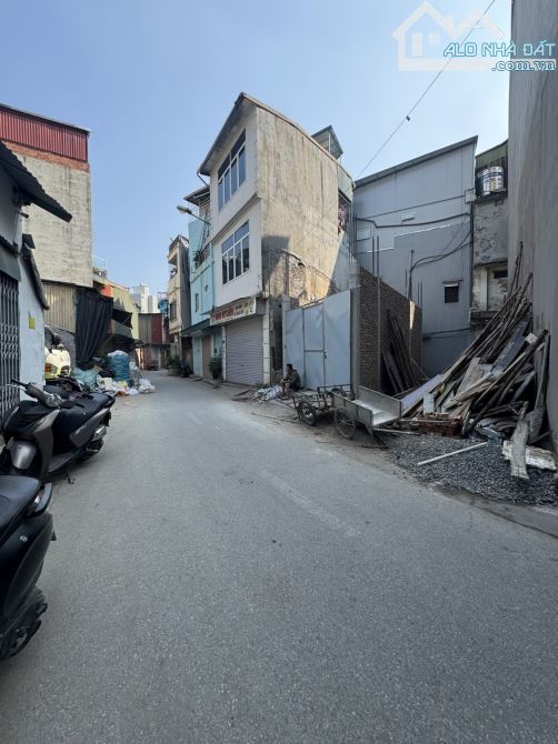 SỐC : NHÀ MINH KHAI , NGÕ Ô TÔ MÀ CHỈ CÓ 250TR/M2 , 27M² , 5 TẦNG MỚI TINH , NGÕ THÔNG