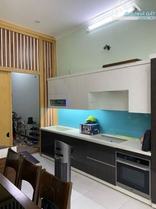 BÁN GẤP NHÀ MẶT PHỐ TRUNG KÍNH -QUẬN CẦU GIẤY---VỈA HÈ RỘNG-KINH DOANH -DÒNG TIỀN -90 m2-5