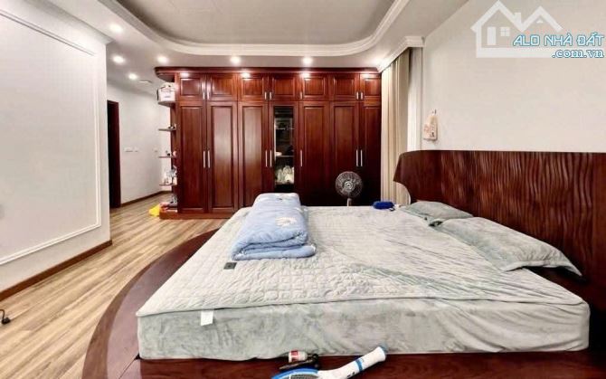 BÁN NHÀ HOÀNG QUỐC VIỆT 75m2 × 7T THANG MÁY × MT 7m. LÔ GÓC + 2 Ô TÔ TRÁNH, VỈA HÈ