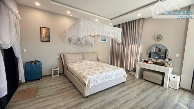 Bán gấp nhà 2 tầng MT đường Trịnh Công Sơn, DT: 99m giá chỉ 10.7 tỷ 2