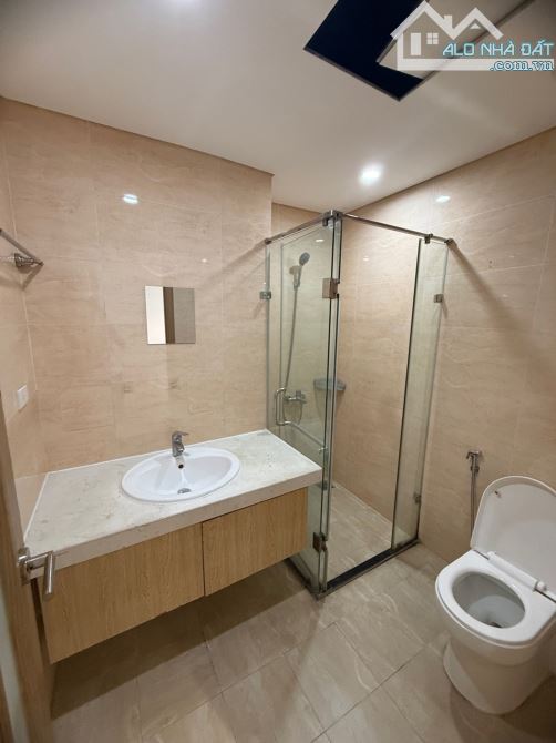 Cho thuê căn góc 68m2, full nội thất đẹp tầng trung tòa Rice City Tây Nam Linh Đàm 2