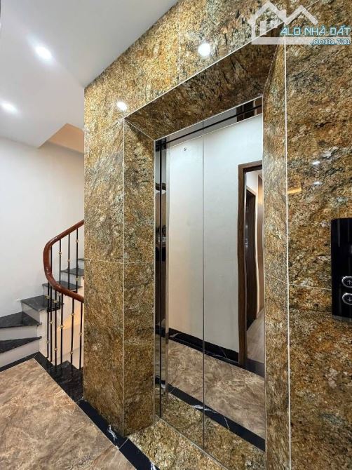 Bán siêu phẩm nhà phố Lạc Long Quân 40m2 x 7 tầng - Thang máy - Ô tô đỗ Cổng chỉ 17 tỷ.