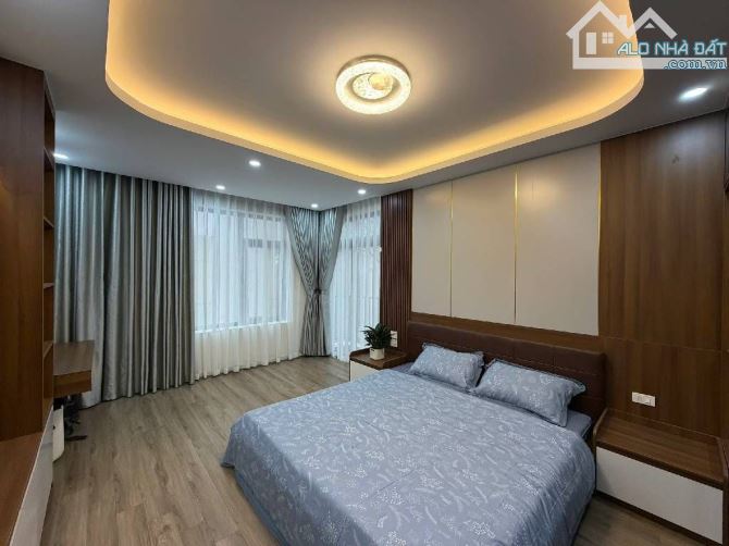 Bán siêu phẩm nhà phố Lạc Long Quân 40m2 x 7 tầng - Thang máy - Ô tô đỗ Cổng chỉ 17 tỷ.