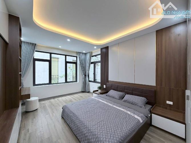 Bán siêu phẩm nhà phố Lạc Long Quân 40m2 x 7 tầng - Thang máy - Ô tô đỗ Cổng chỉ 17 tỷ.