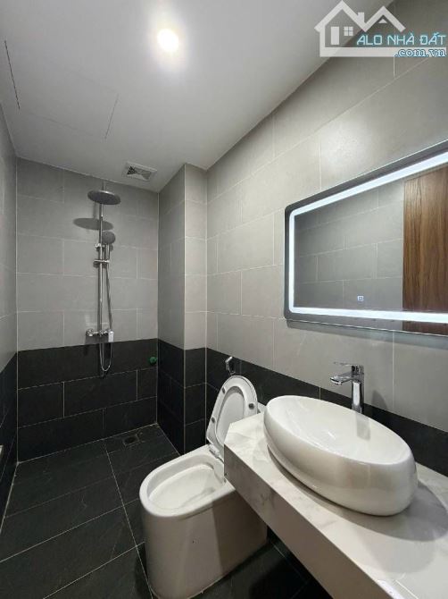 Bán siêu phẩm nhà phố Lạc Long Quân 40m2 x 7 tầng - Thang máy - Ô tô đỗ Cổng chỉ 17 tỷ.