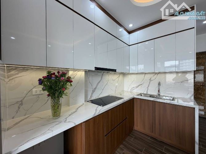 Bán siêu phẩm nhà phố Lạc Long Quân 40m2 x 7 tầng - Thang máy - Ô tô đỗ Cổng chỉ 17 tỷ.