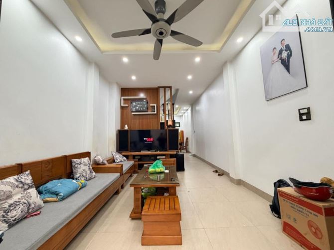 Nhà dân xây ngõ 276 Đại Từ, oto đỗ 50m, sổ 46m2 x 6 ngủ. Giá 9.25 tỷ