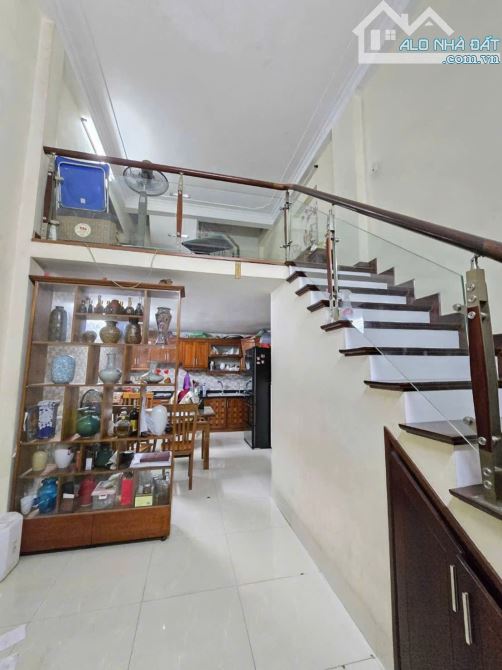 Cần bán phân lô Tôn Đức Thắng, ngõ thông oto tránh 15m, dân xây 30m2 x 6 tầng. Giá 9.9 tỷ