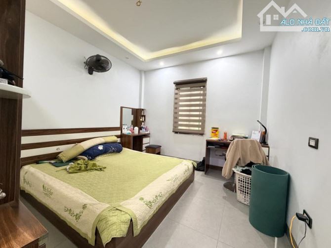 Nhà dân xây ngõ 276 Đại Từ, oto đỗ 50m, sổ 46m2 x 6 ngủ. Giá 9.25 tỷ