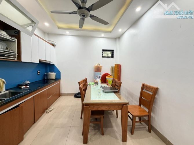 Nhà dân xây ngõ 276 Đại Từ, oto đỗ 50m, sổ 46m2 x 6 ngủ. Giá 9.25 tỷ