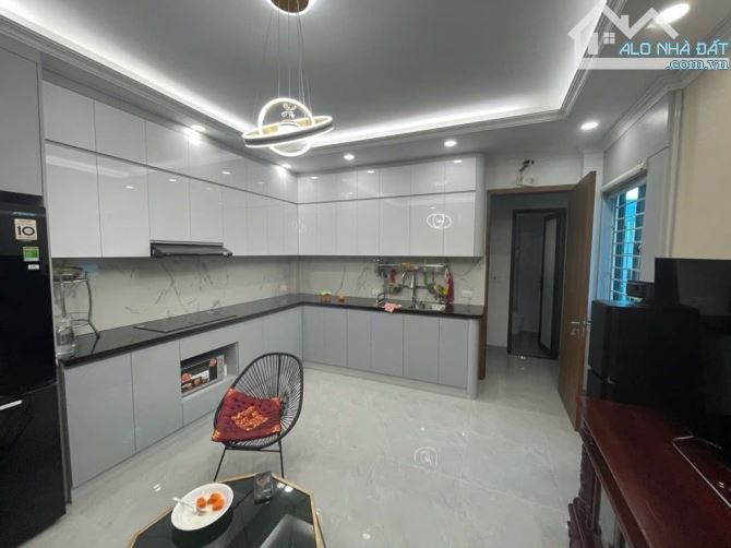 PHÚ THƯỢNG OTO ĐỖ CỔNG - THANG MÁY NHÀ ĐẸP. - VIEW THÀNH PHỐ VEN SÔNG TINH HOA CỦA TH