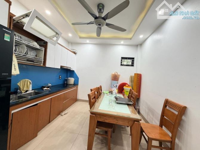 Nhà dân xây ngõ 276 Đại Từ, oto đỗ 50m, sổ 46m2 x 6 ngủ. Giá 9.25 tỷ