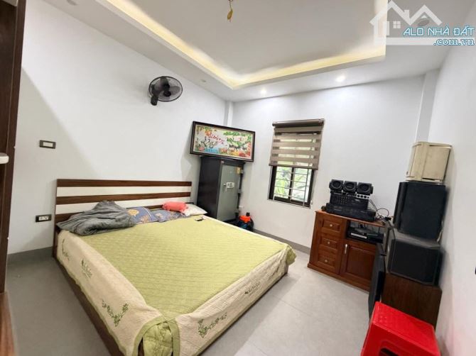 Nhà dân xây ngõ 276 Đại Từ, oto đỗ 50m, sổ 46m2 x 6 ngủ. Giá 9.25 tỷ