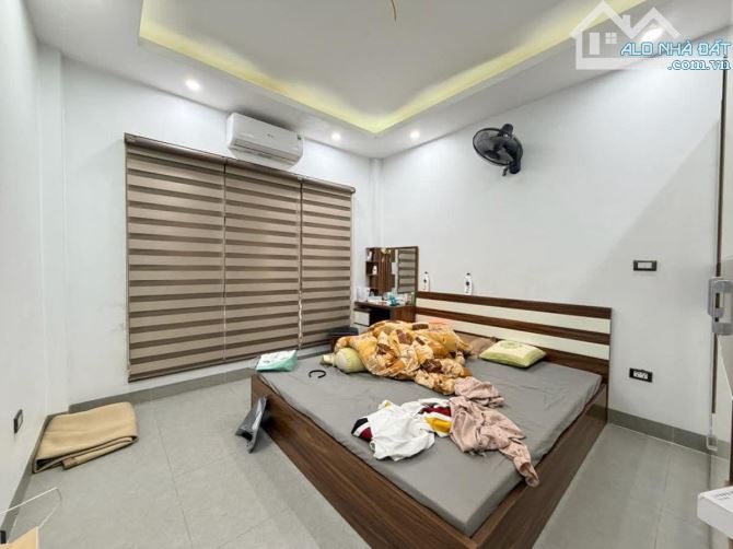 Nhà dân xây ngõ 276 Đại Từ, oto đỗ 50m, sổ 46m2 x 6 ngủ. Giá 9.25 tỷ